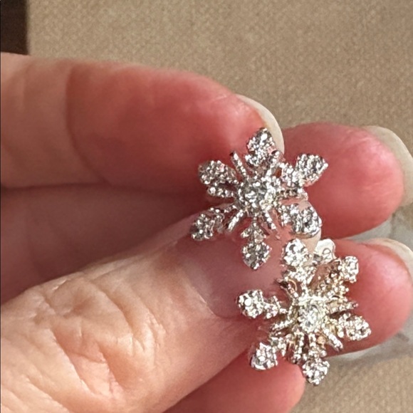 Avon Jewelry - Vintage 2005 Avon Snowflake Crystal Stud Earrings NIB Sparkly Winter Holiday 196